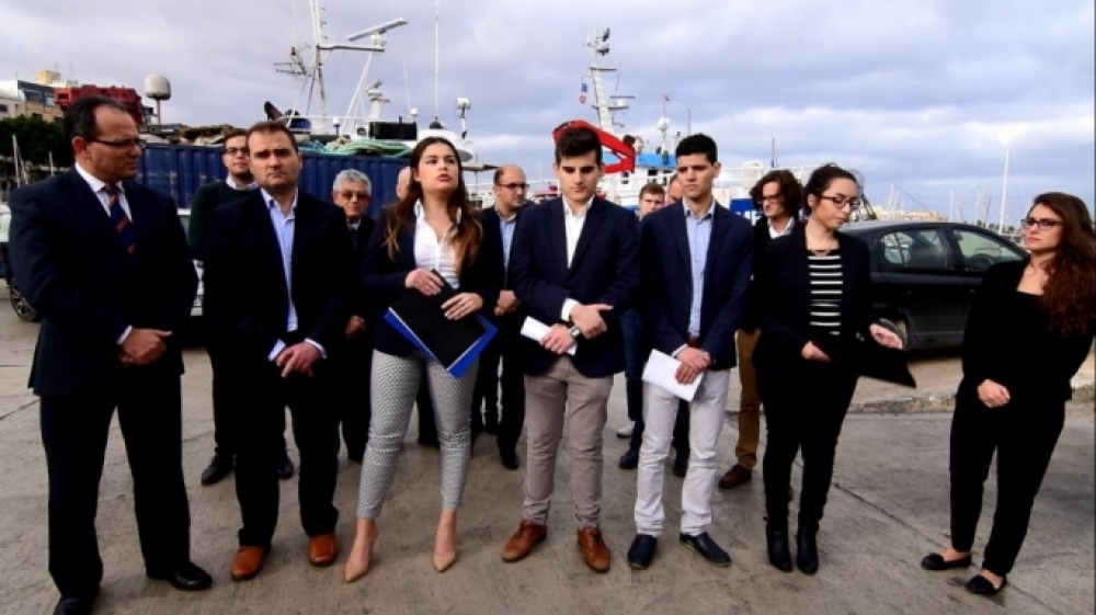 Caption – Il-membru tal-Front Favur il-Mina flimkien ma’ Chris Said u Franco Mercieca