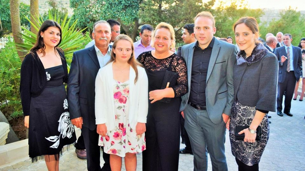 Maria Pia flimkien mal-ġenituri tagħha, ħuha Adrian u l-għarusa tiegħu Angele u oħtha Michela