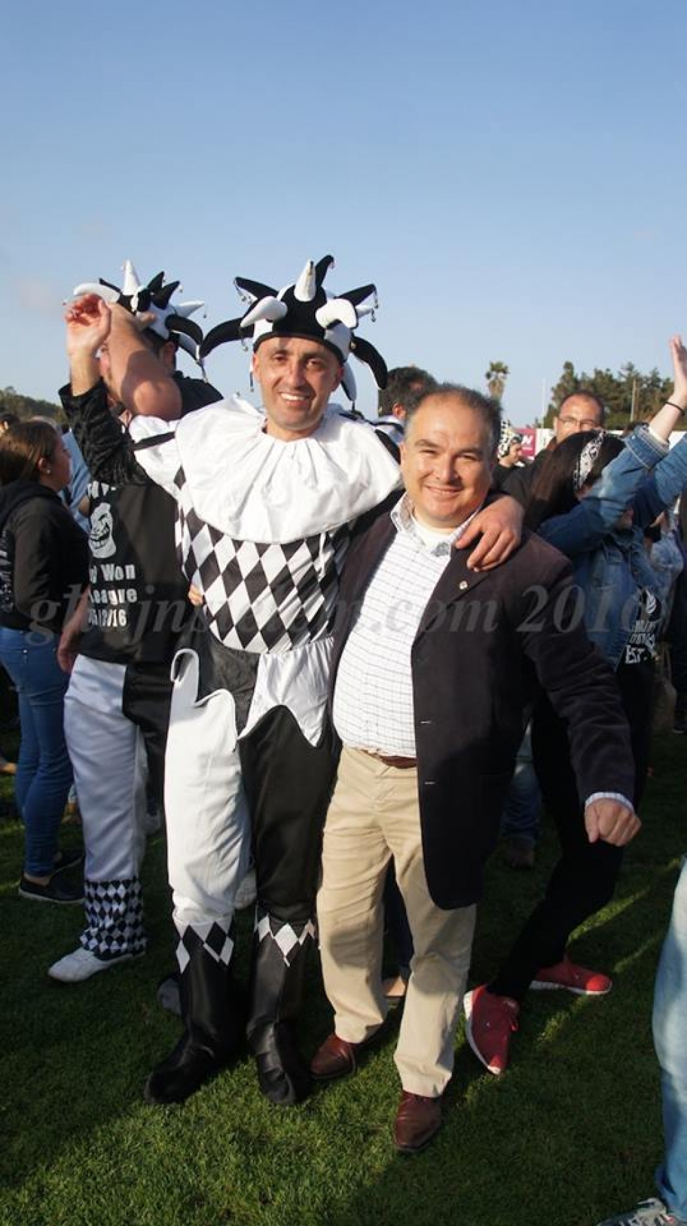 Il-Football li jgħaqqad: is-isndku Nazzjonalista Franco Ciangura u l-leader tal-minoranza Laburista Larry Buttiegieg mgħannqa flimkien