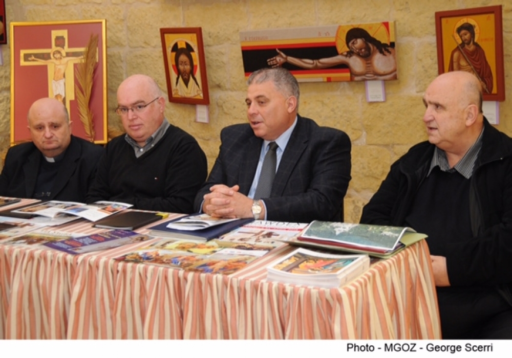 Ir-rettur tas-Santwarju Nazzjonali Ta’ Pinu Fr Gerald Buhagiar flimkien mal-Ministru Anton Refalo u c-chairman tal-Kumitat Għawdex – Fidi u Tradizzjoni Dr Joe Mifsud