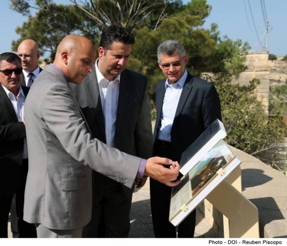 Is-sindku, Kevin Barun juri waħda mill-plakek li hemm madwar ir-raħal