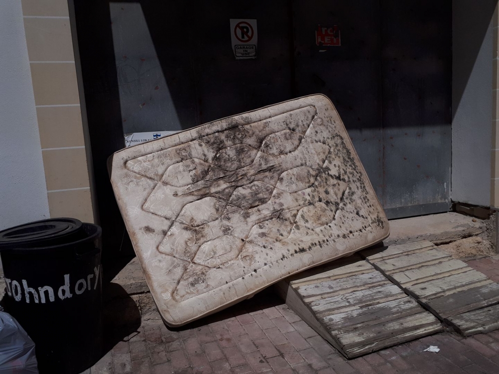  Minkejja servizzi b’xejn ta’ ġbir ta’ skart xi ħadd iddeċieda li jarmi saqqu fl-ewwel art...