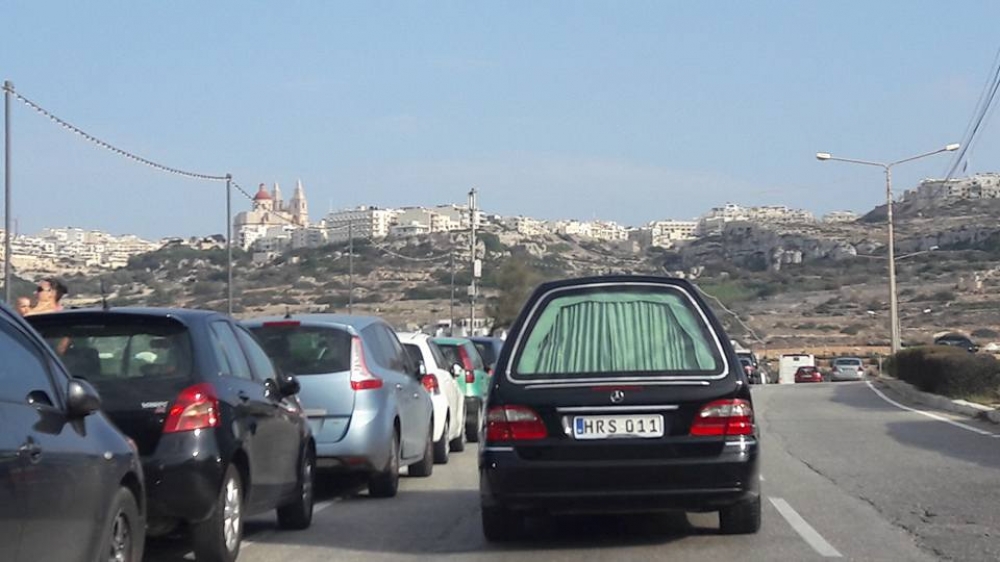 Il-hearse li llejla wassal lil Doris Axisa minn Għawdex għal Malta