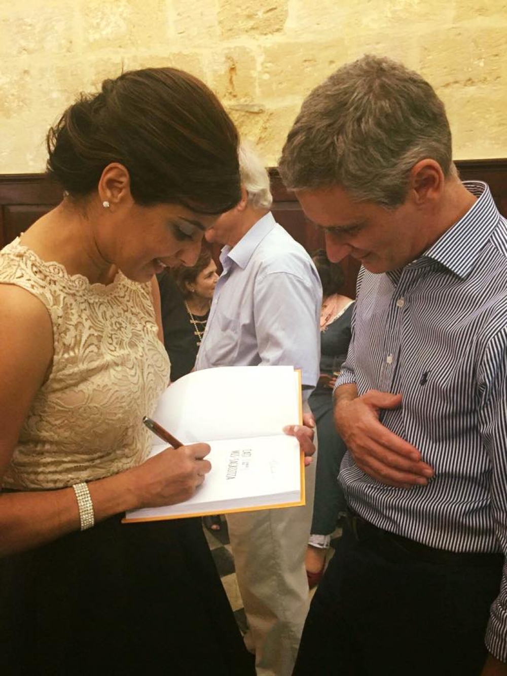 Josianne Camilleri tiffirma l-ktieb tagħha