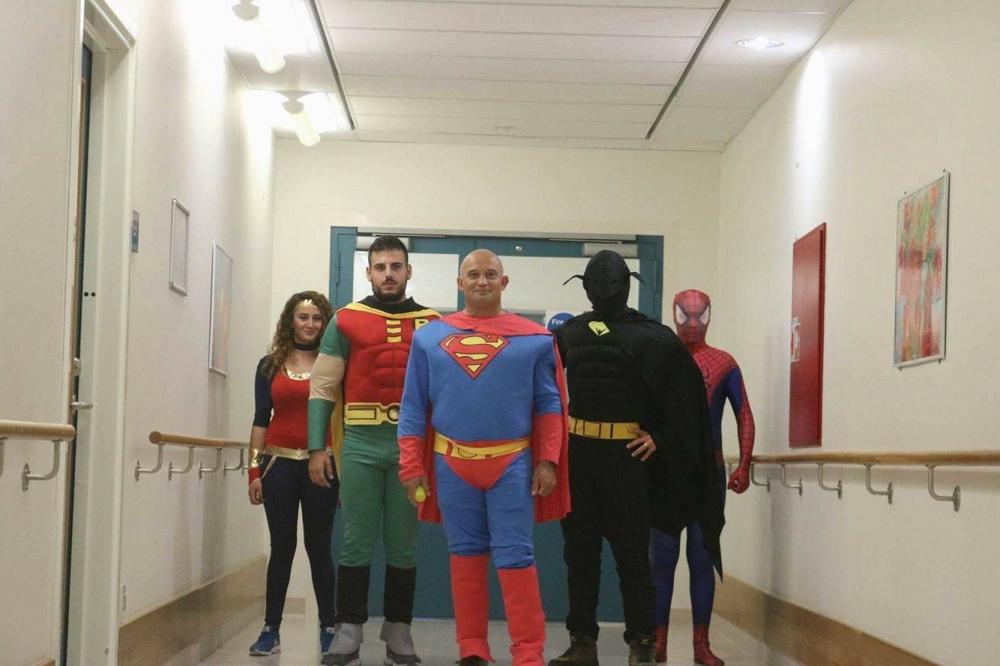 Uħud mill-membri tal-Mosta Scout Group bil-kostum għal 'Hospital Heroes'