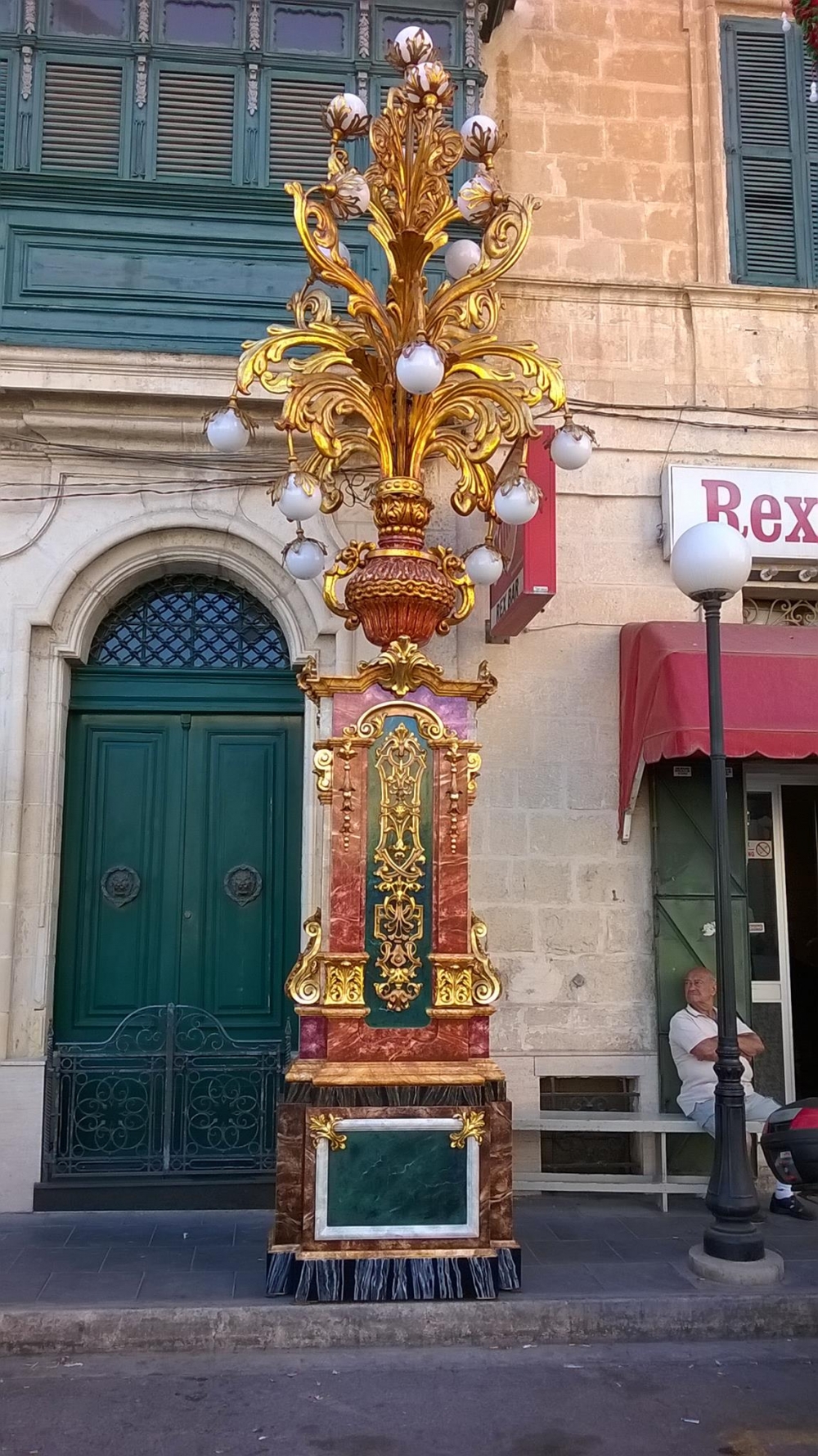 Pilandri li jintramaw fil-pjazza tal-Knisja Arċipretali ta’ Santa Katarina taż-Żejtun