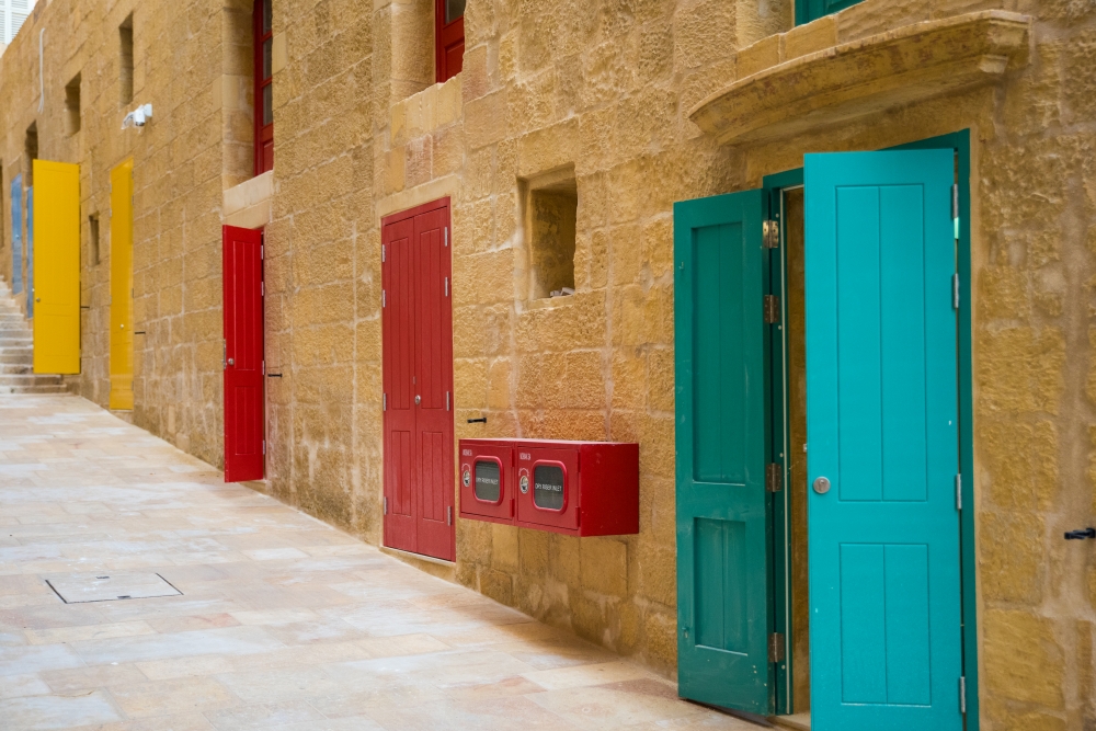 It-triq li taqsam il-binja tal-Biċċerija l-Antika qabel beda r-restawr u l-istess triq illum