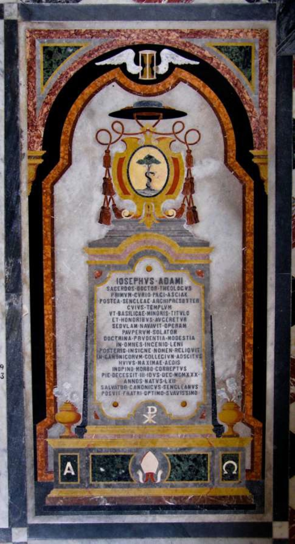 L-irħama intersjata u epitaff fuq il-qabar ta’ Mons. Adami fil-Katidral tal-Imdina