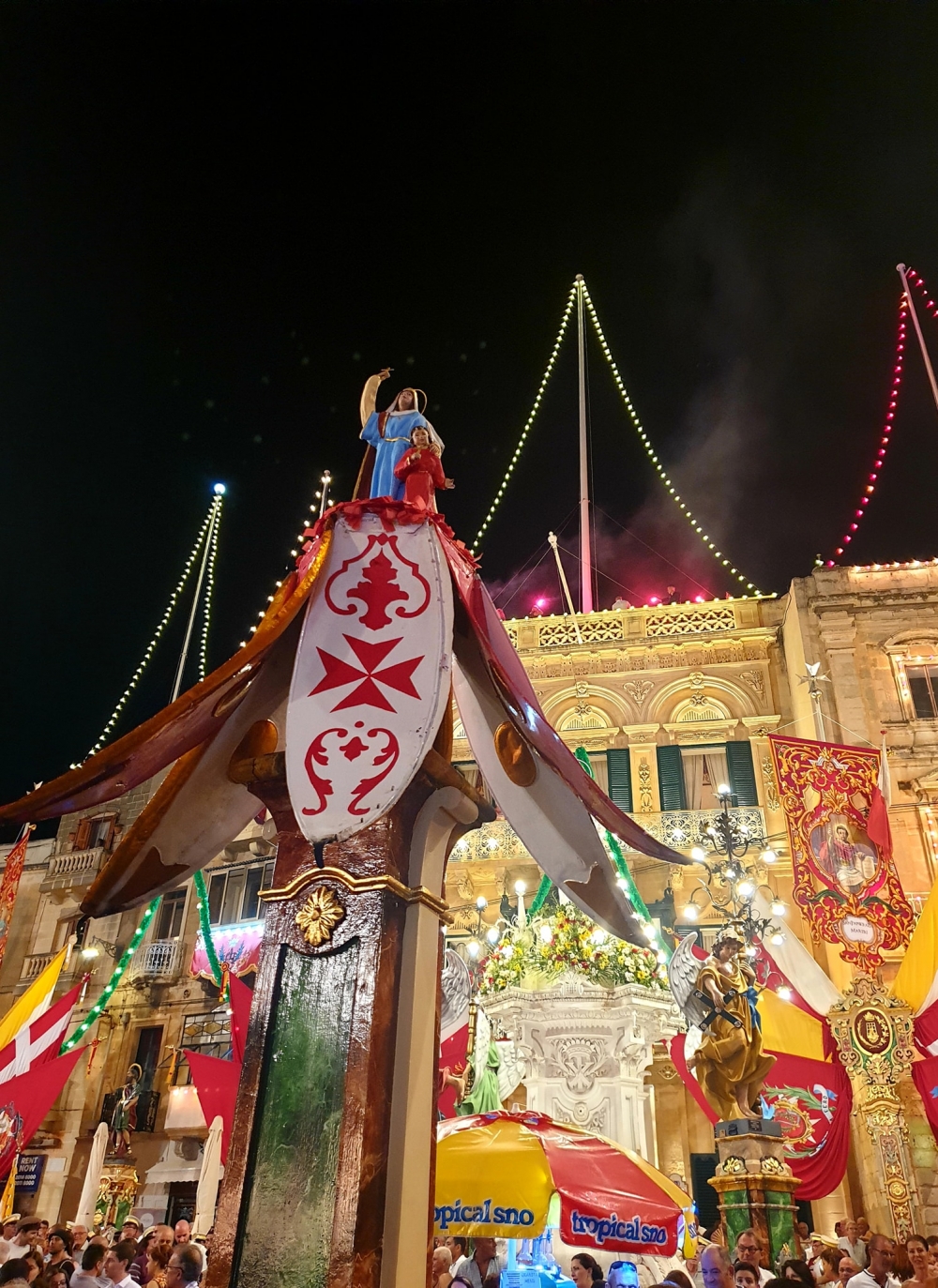 Il-Ballun li jintrama f’nofs il-pjazza tal-Birgu fil-festa ta’ San Lawrenz 