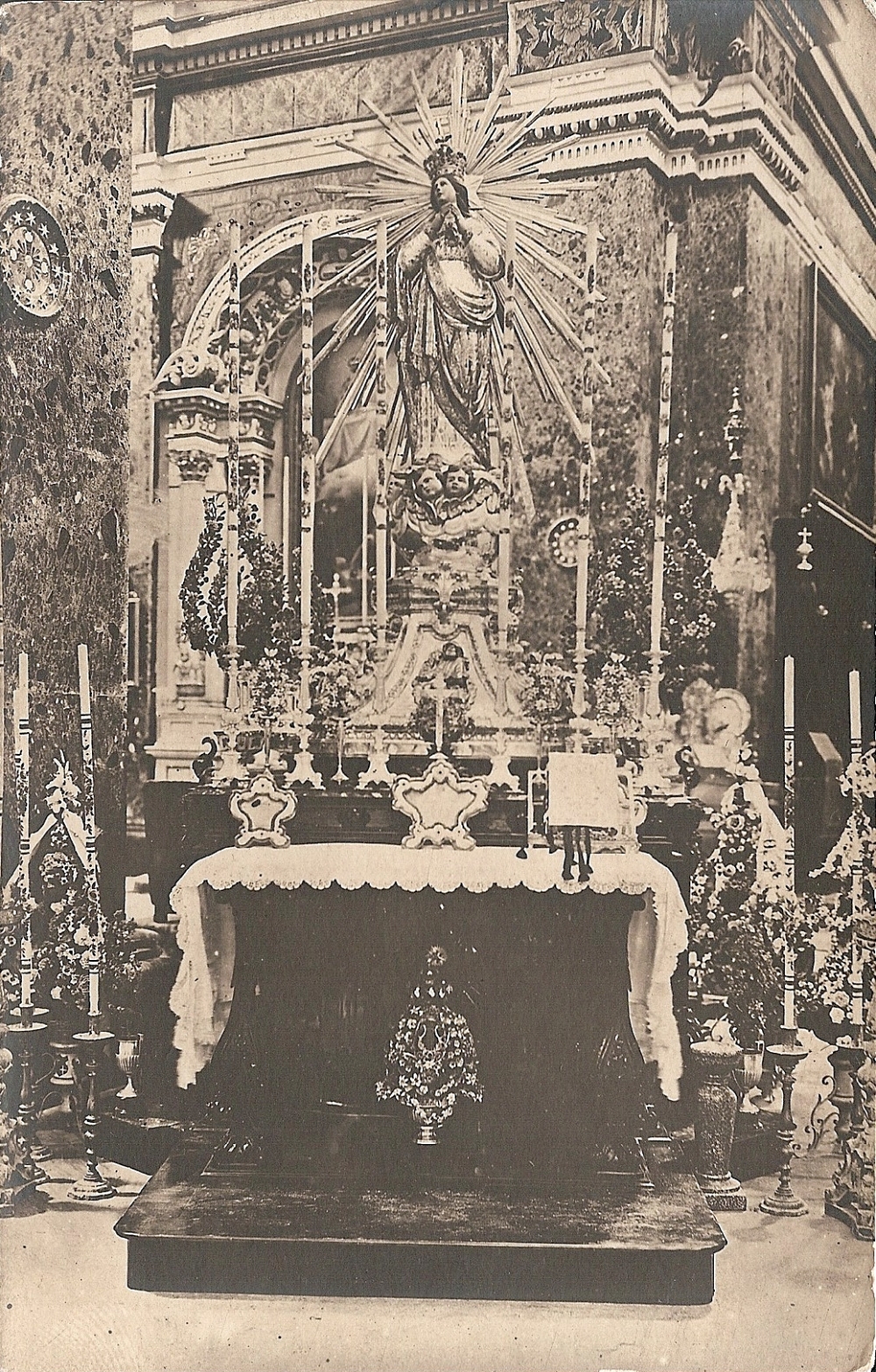 Ritratt meħud bejn l-1921 u l-1930 li juri l-Bambina inkurunata u bl-artal quddiemha armata fil-Bażilika