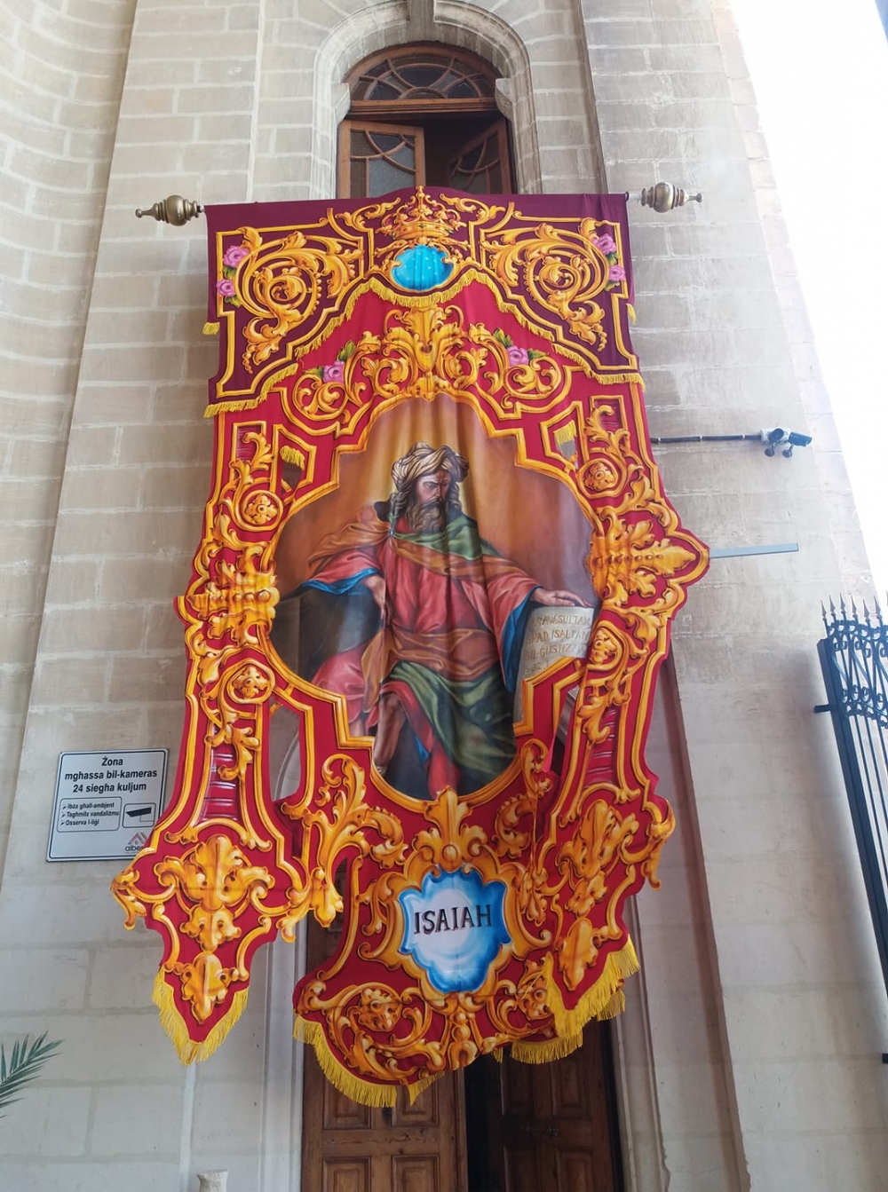 Waħda mill-bandalori l-ġodda għall-pjazza xogħol tal-Kummissjoni Festa
