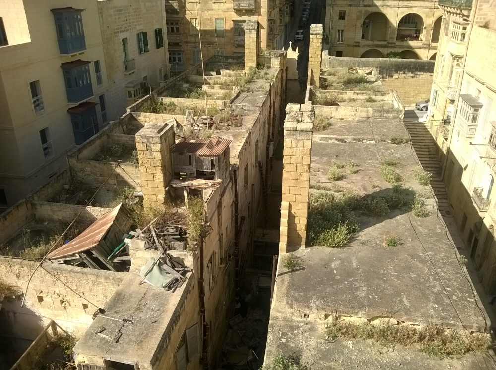 Il-binja abbandunata tal-Biċċerija l-Antika qabel ir-restawr