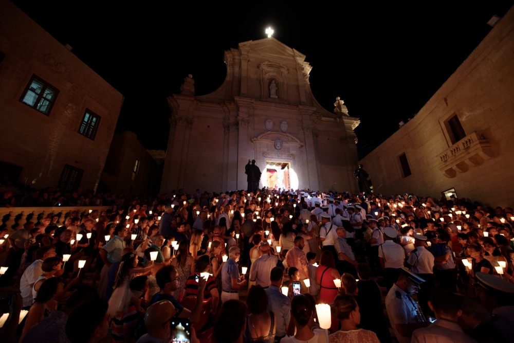 Mument waqt il-Barka Sagramentali qabel id-dħul ta’ Santa Marija