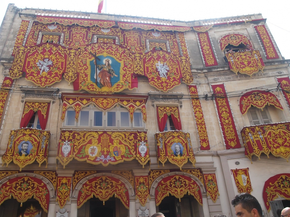 : Il-faċċata tal-każin tal-Banda Duke of Connaught’s
