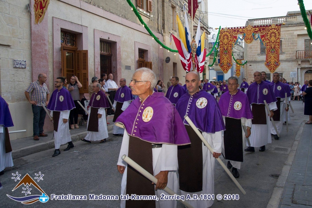 Il-fratelli jakkumpanjaw waqt il-purċissjoni