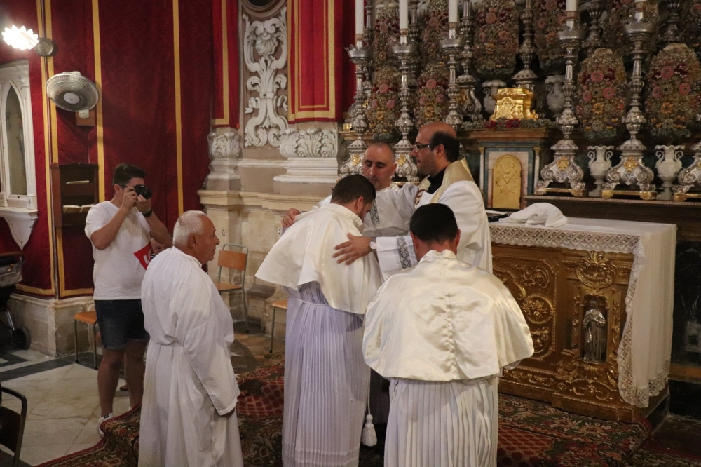 Il-vestizzjoni tal-fratelli fuq l-artal tal-Madonna tar-Rużarju