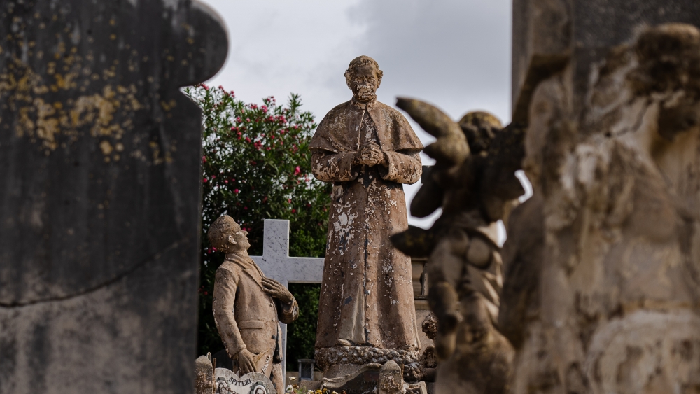 Statwa ta' San Ġwann Bosco fuq qabar privat