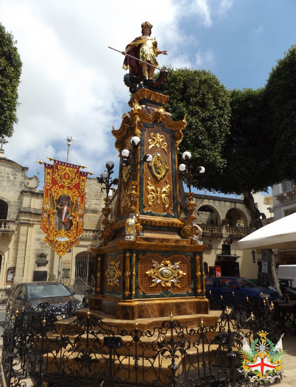 Il-kolonna bl-istatwa ta’ San Ġorġ Martri fuqha li tintrama fil-festa tiegħu fir-Rabat Għawdex