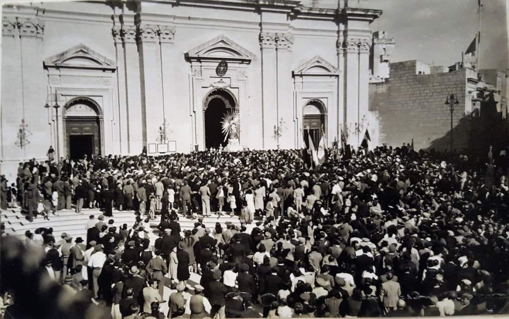 Il-vara tal-Immakulata meta ħarġet mill-Kolleġġjata ta' Birkirkara fl-1944