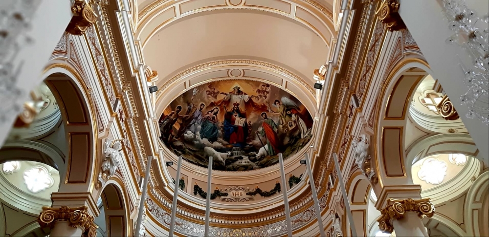 Il-lapside prinċipali tal-knisja ta’ Kristu Re