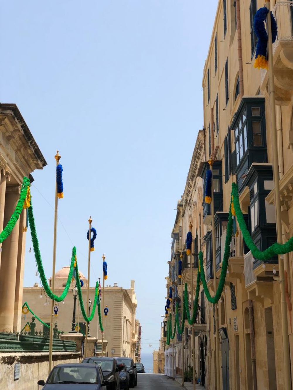 Il-fustuni u l-liedna f’waħda mit-toroq fil-Belt Valletta għall-festa tal-Madonna tal-Karmnu