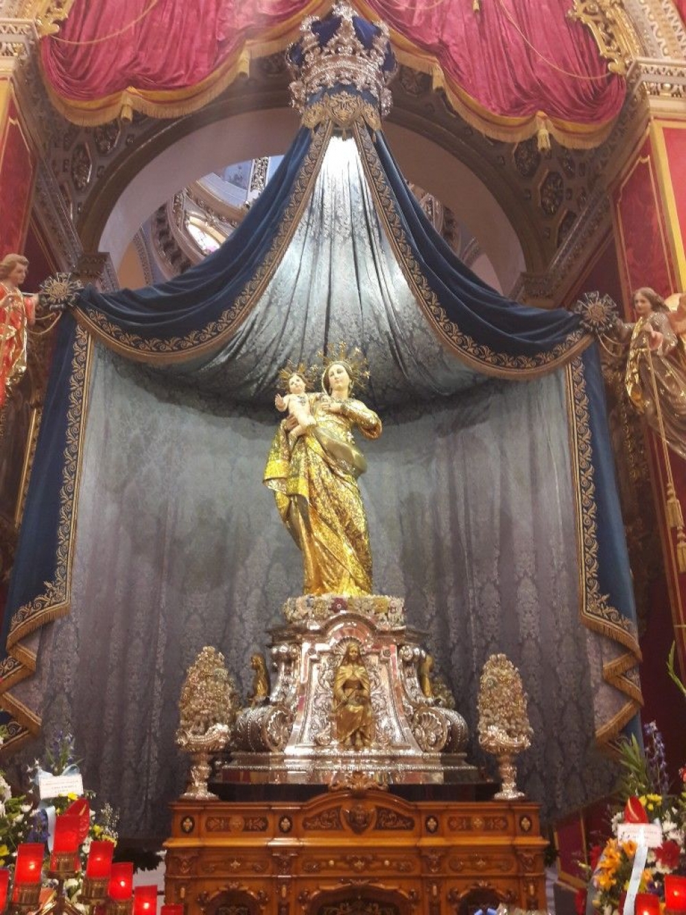 Il-mant li jintrama fil-Parroċċa ta' Ħaż-Żabbar u li tħati fil-ġranet tal-festa titpoġġa l-vara devota tal-Madonna tal-Grazzja