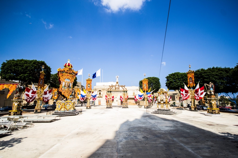 Il-pjazza armata għall-festa. Jidhru l-pedistalli l-ġodda u l-ark