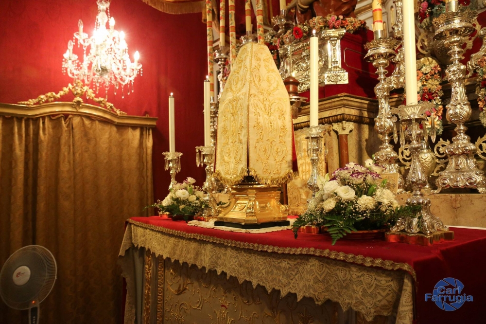 Ir-relikwa mgħottija fl-Oratorju tal-Arċikonfraternità tal-Madonna tal-Karmnu tal-Belt Valletta qabel il-bidu tat-Tranżlazzjoni 