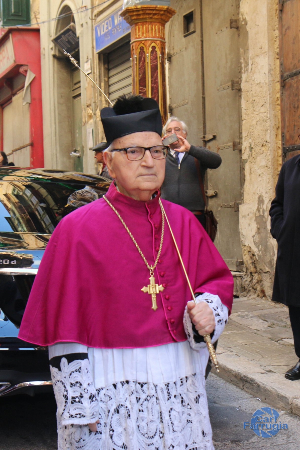 Il-mibki Kanonku John Ciarlò iżomm il-virga tal-Kapitlu tal-Kolleġġjata Pawlina tal-Belt Valletta