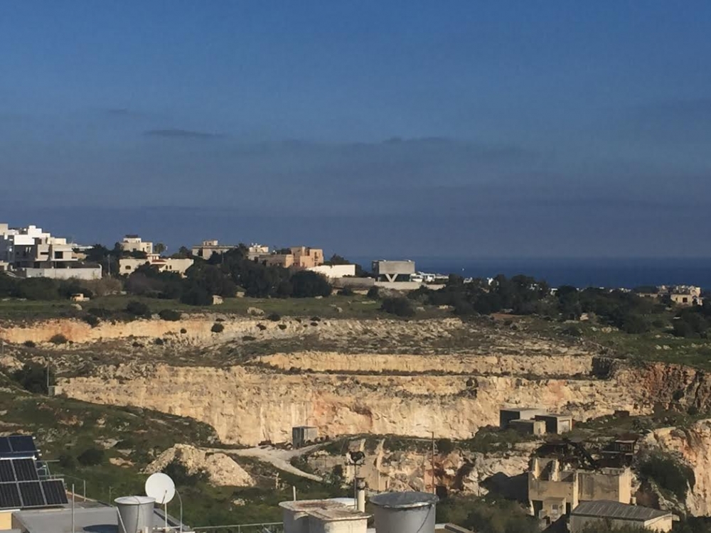 Iż-żona kif inhi bħalissa