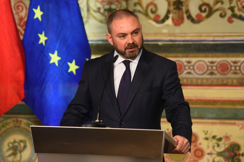 Il-Ministru Bonnici waqt il-konferenza illi fiha ħabbar bidliet fl-irwol tal-Avukat Ġenerali