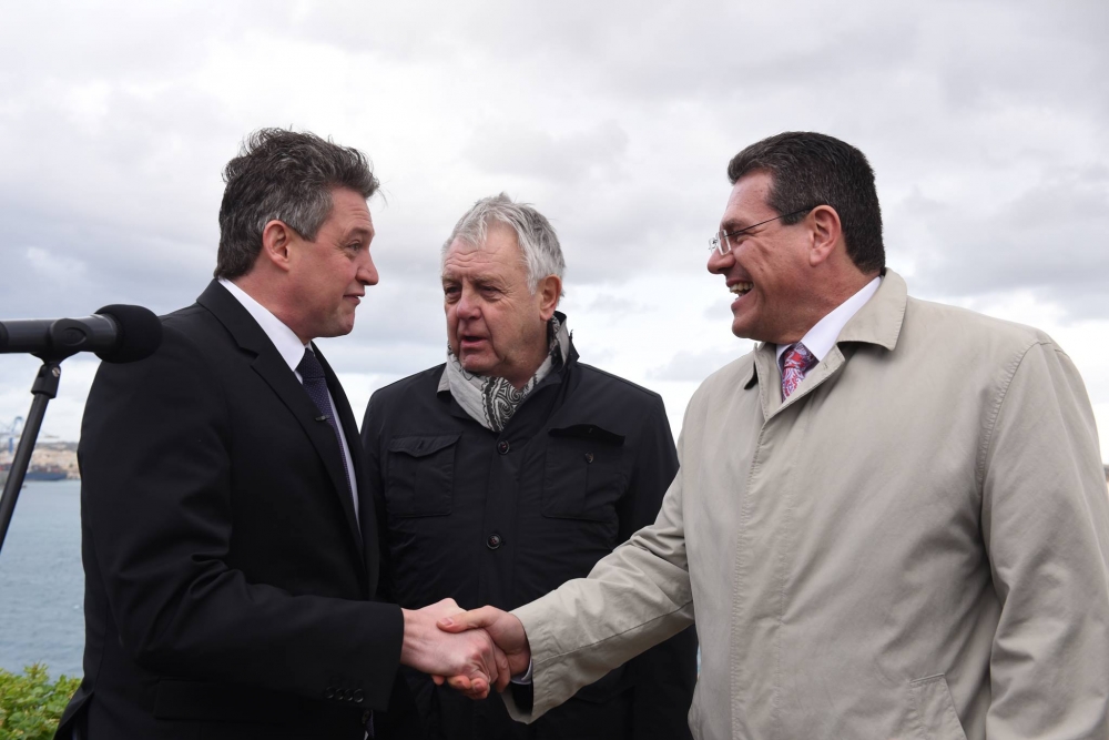 Il-Minsitru Konrad Mizzi mal-Kummissarju Ewropew mal-wasla tal-ewwel kunsinja gass li se tħaddem il-Power Station