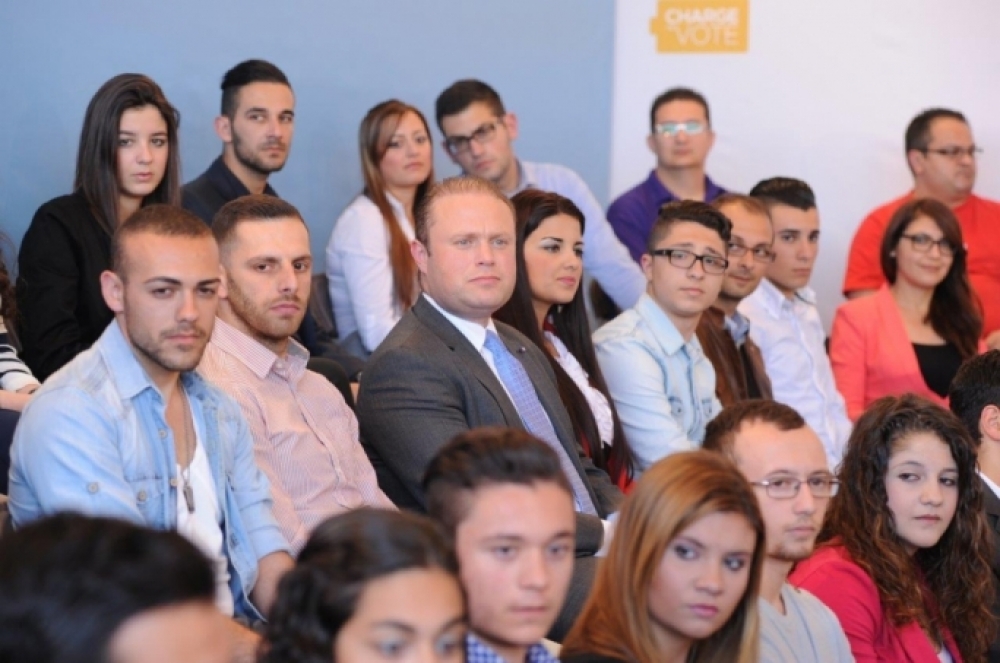 “S’issa, li rnexxielna nagħmlu huwa li nitmellħu bihom, nużawhom biss biex ixejru xi maktur waqt xi meeting politiku jew iservu ta’ sfond waqt li l-mexxejja jpaċpċu”