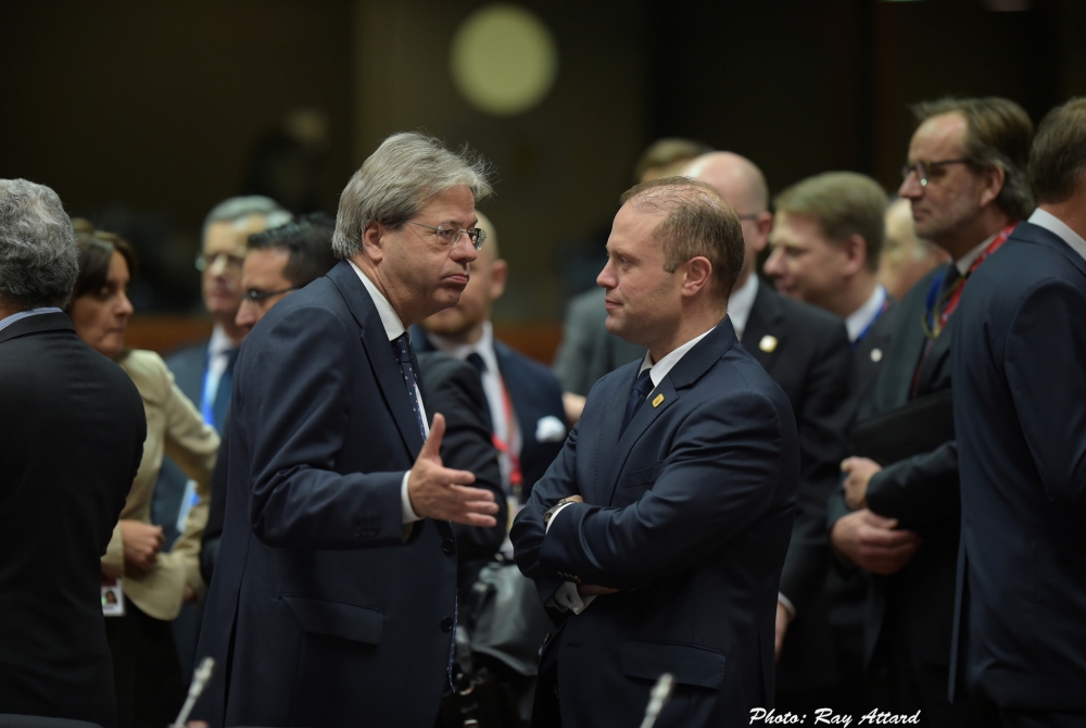 Imut papa u jilħaq ieħor...il-ħbiberija mat-Taljani kompliet tissaħħaħ, inbidel biss l-isem u l-wiċċ...minn Renzi għal Gentiloni