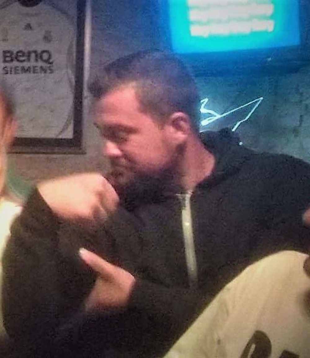 min għandu informazzjoni dwar din il-persuna jgħaddiha lil pulizija