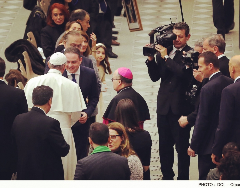 Il-Ministru Owen Bonniċi jieħu b'idejn il-Papa Franġisku, fil-preżenza tal-Arċisqof Charles J Scicluna