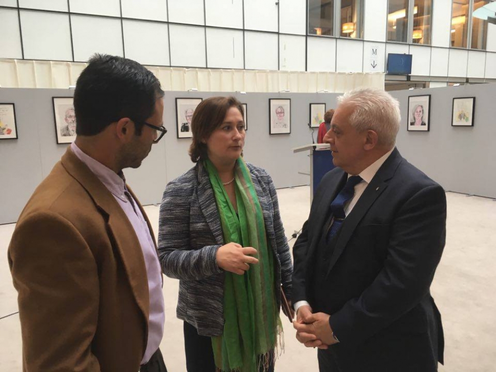 Therese Comodini Cachia tiddiskuti l-wirja mal-kartunista Sebastian Burlo u mal-ambaxxatur Malti għal Belġju Ray Azzopardi