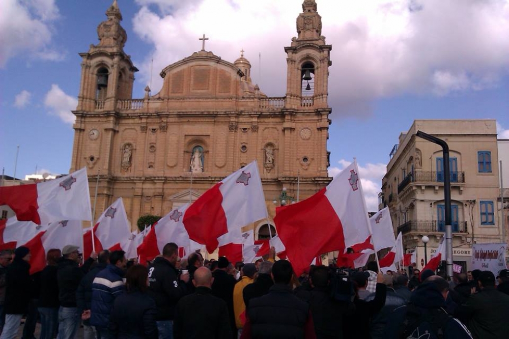 Bnadar ta’ Malta waqt l-aħħar laqgħa tal-patrijotti fl-Imsida fejn tqassam ħobż bil-perżut