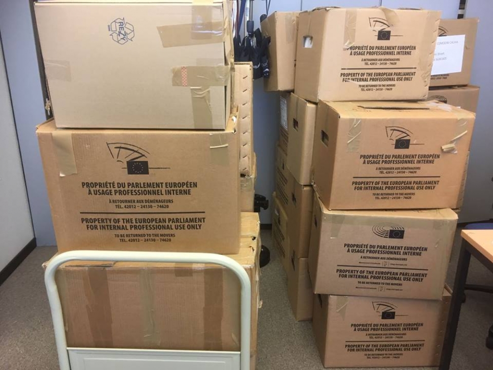 L-uffiċċju ta' Comodini Cachia mimli kaxxi ppakkjati b'xogħol ta' dawn l-aħħar snin lesti għal Malta