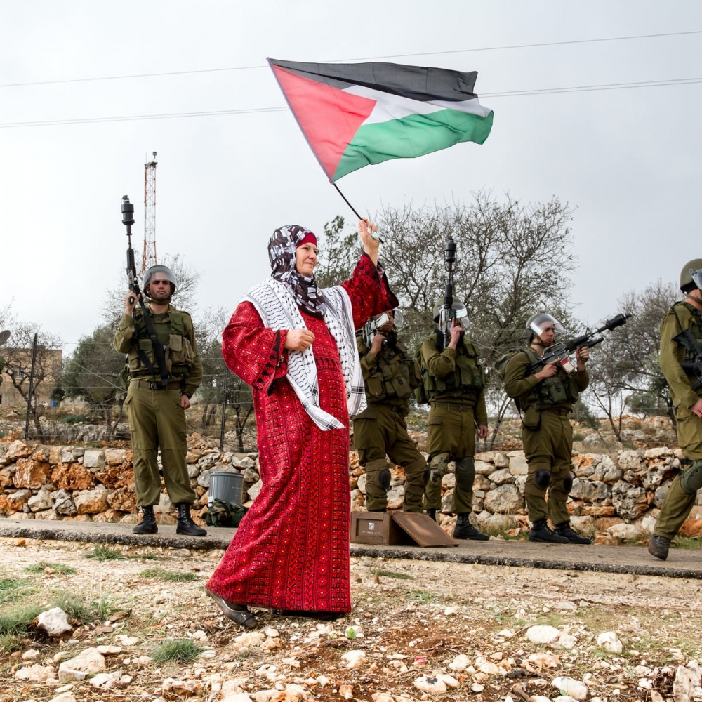 Mara Palestinjana bil-bandiera Palestinjana