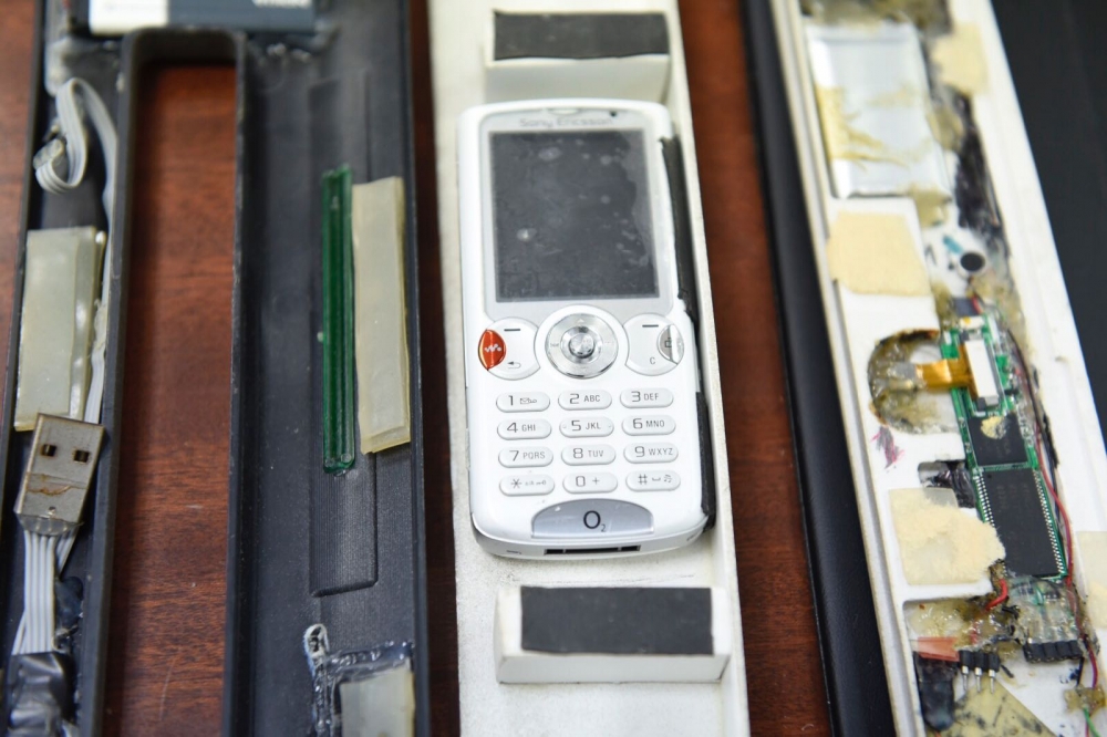 Il-kriminali jużaw mowbajls antiki u mhux 'smartphones'