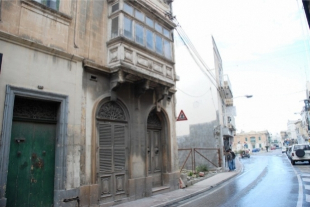 Joanne tkellmet mal-ILLUM dwar kif qed trabbi erbat itfal “f’żewġ toqbiet”. L-Awtorità tad-Djar qed tinvestiga l-każ