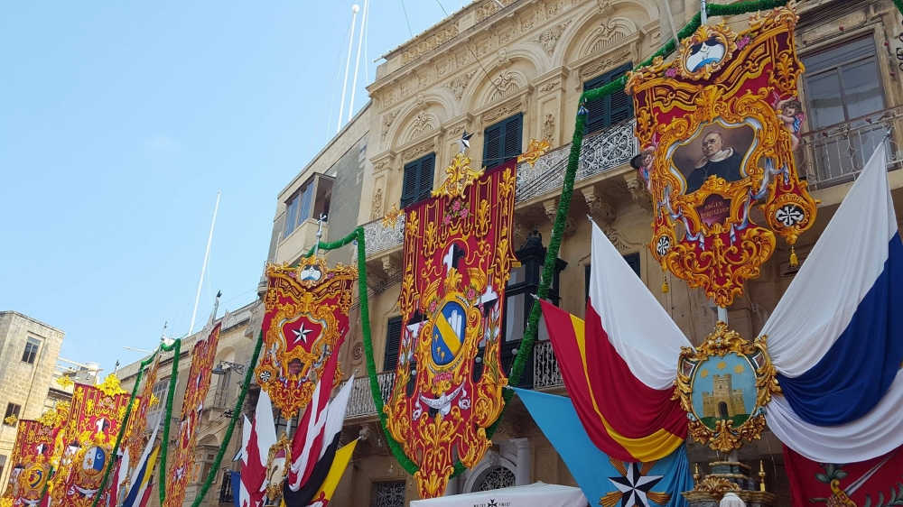 L-armar tad-Dumnikani Ġirbin quddiem il-każin ta' San Lawrenz