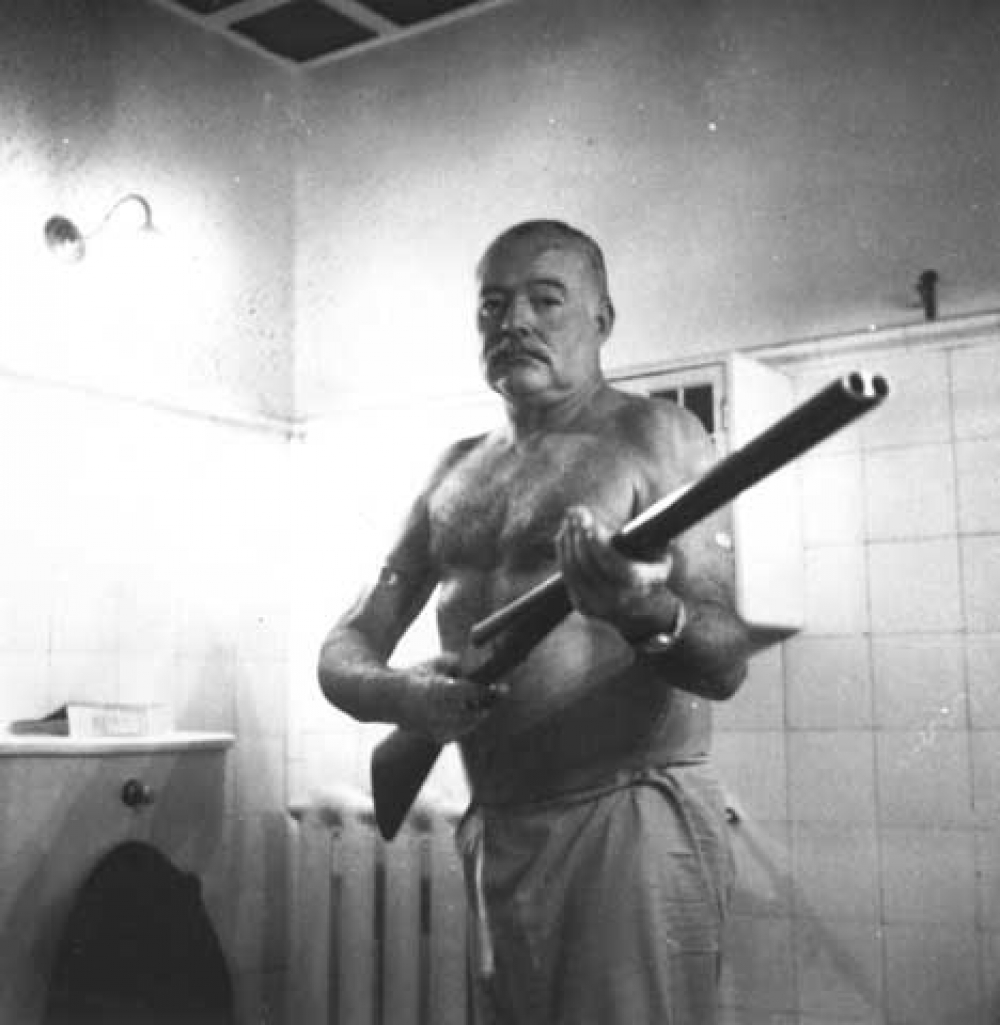 L-awtur Nobel Ernest Hemingway li kkommetta suwiċidju billi spara f’ħalqu (1961)