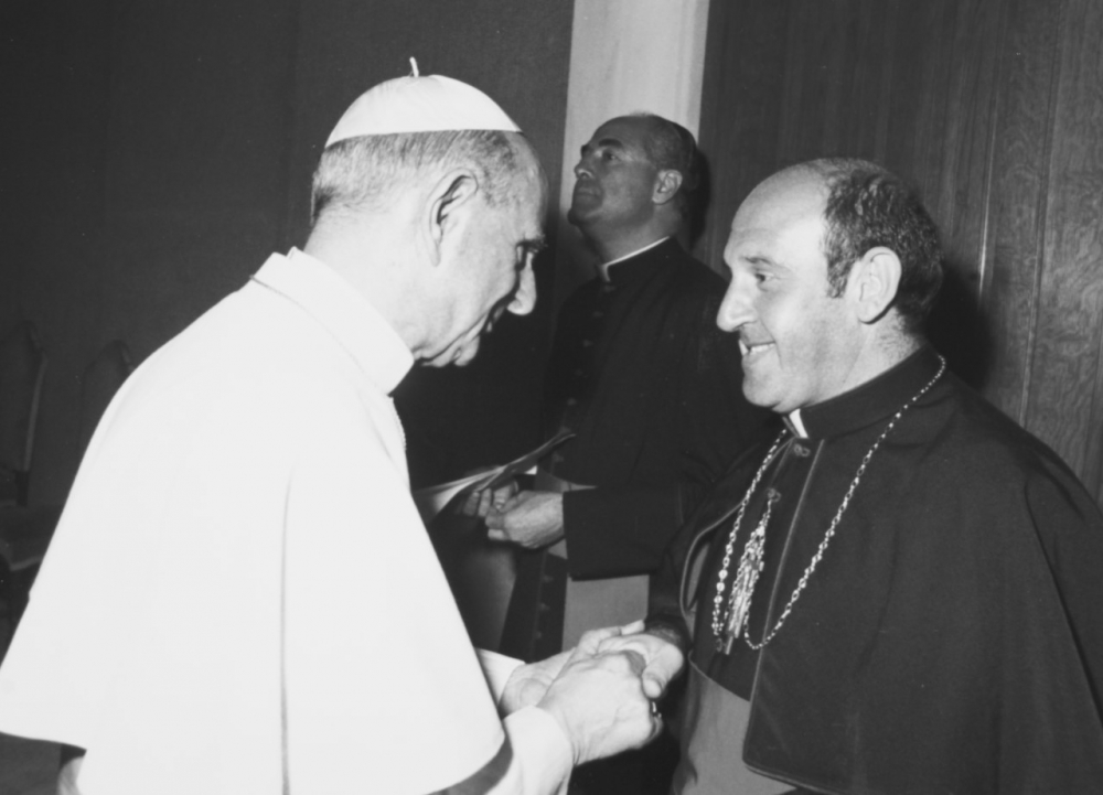 L-Arċisqof Ġużeppi Mercieca mal-Papa Pawlu VI li ħatru Arċisqof. Jidher liebes salib li kien tah l-istess Papa
