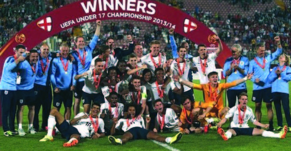 Plejers u diriġenti tat-tim nazzjonali tal-Ingilterra ta’ taħt is-17-il sena jiċċelebraw bil-kbir wara li rebħu t-turnament tal-UEFA organizzat f’Malta