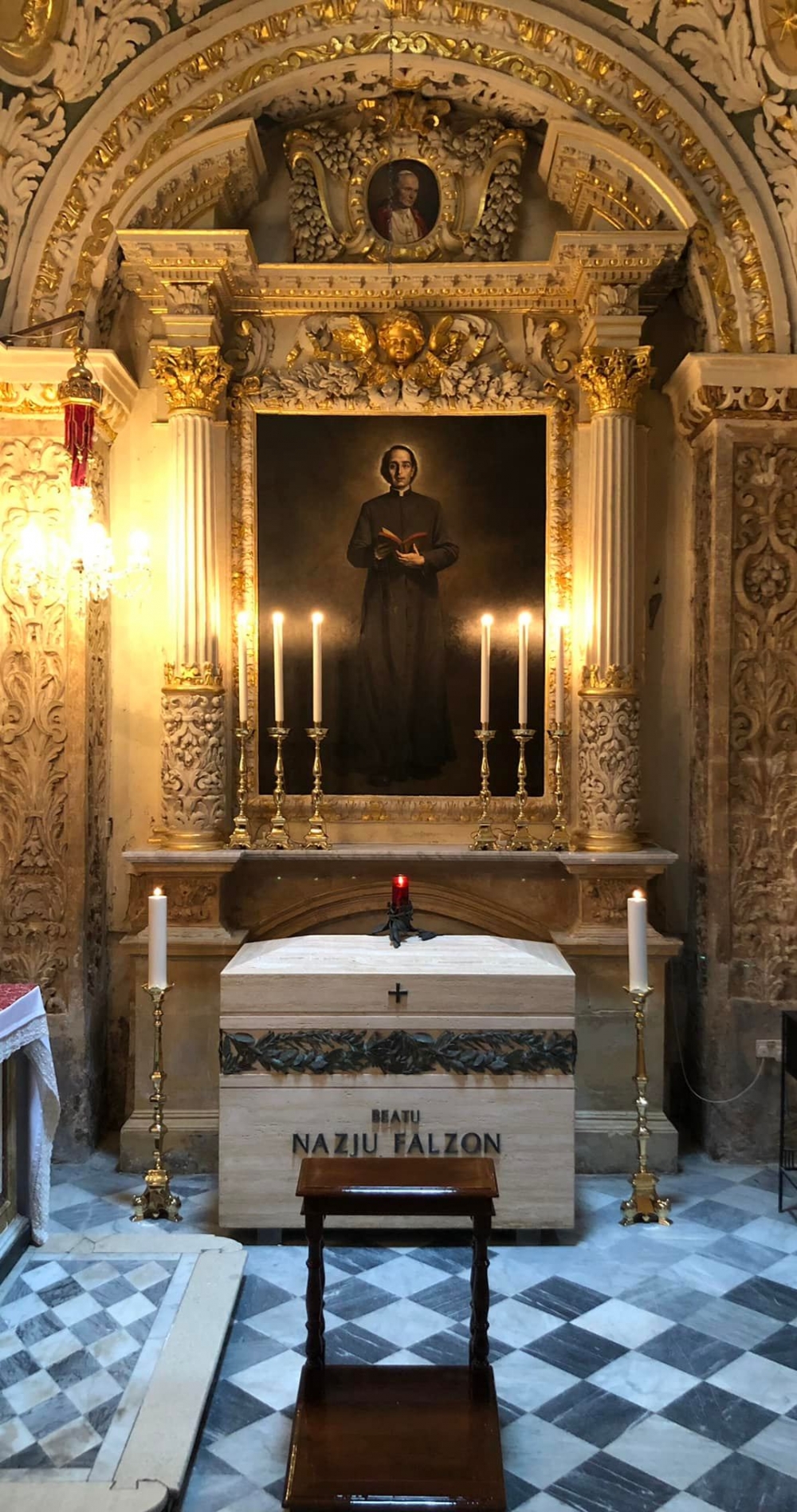 Il-qabar ta' Nazju Falzon fil-Knisja ta' Ġieżu