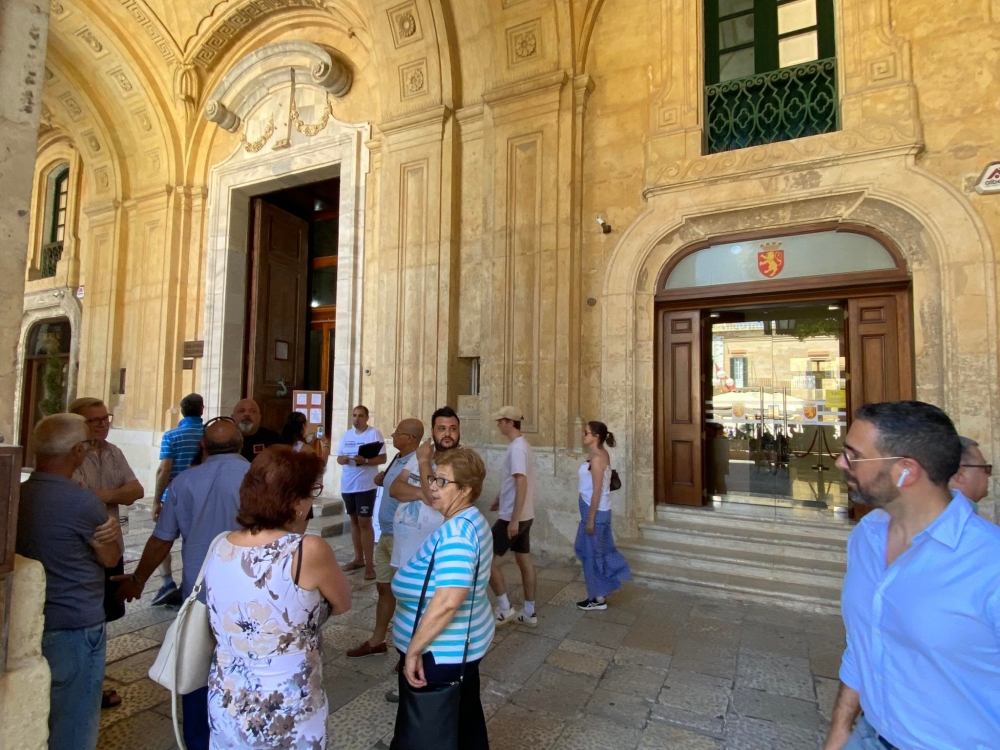 Ir-residenti li telgħu jipprotestaw