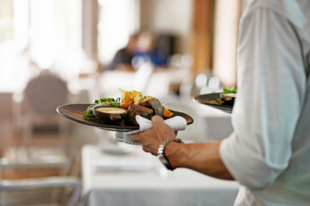 Grupp ta' sidien ta' stabbilimenti tal-catering jilqa’ l-għotja ta’ €300,000 mingħand il-gvern