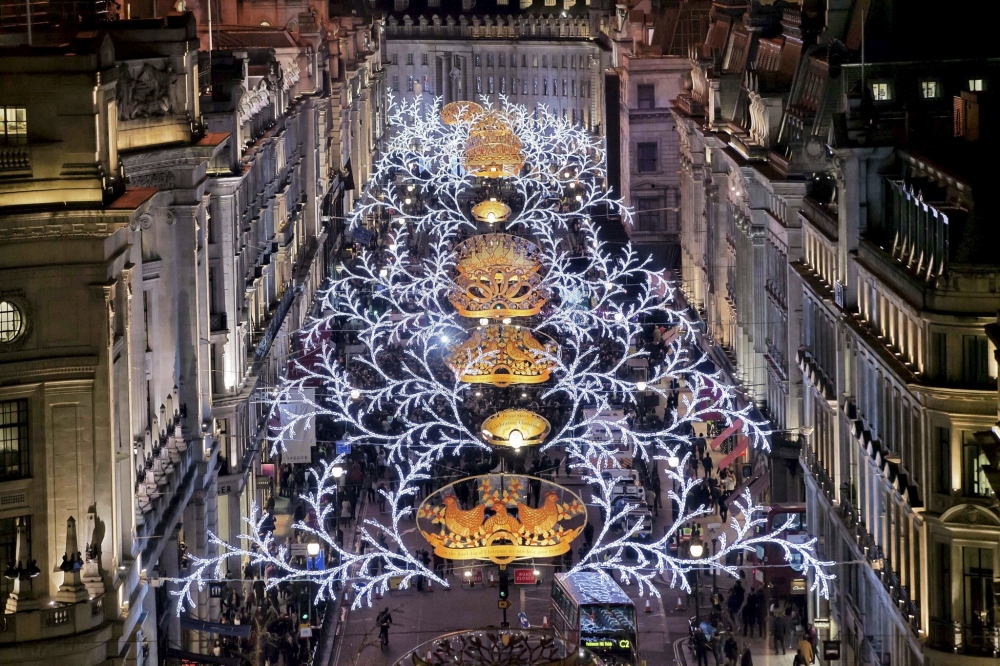 Dehra ta’ Regent Street mimlija bid-dekorazzjonijiet tal-Milied
